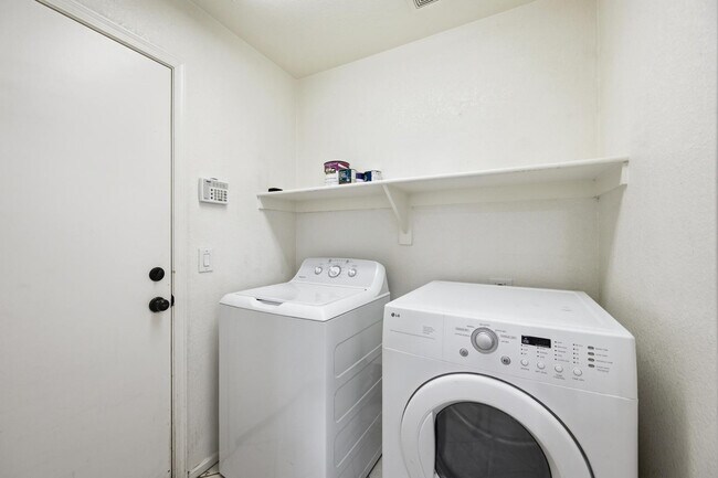 Building Photo - 8205 S 45th Ln