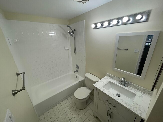 Building Photo - 3203 Glenmoor Dr