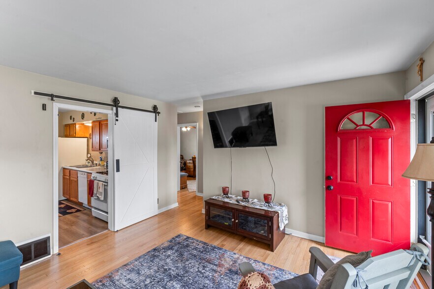 Family Room - 2515 E Crescent St