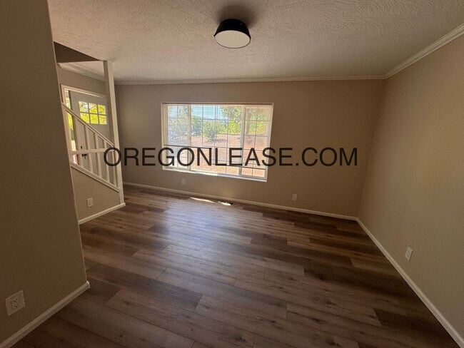 Building Photo - 3 bedroom 2 bath Cottage grove townhome