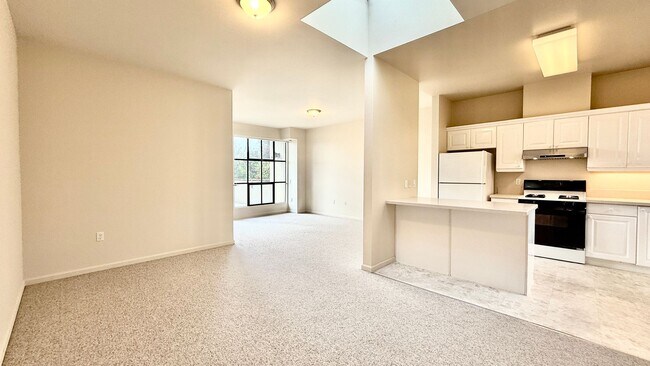 Building Photo - Stylish Rockridge Condo – Prime Location, ...