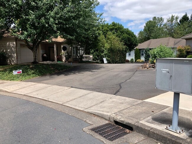 Building Photo - Beautiful Three Bedroom Downstairs Duplex