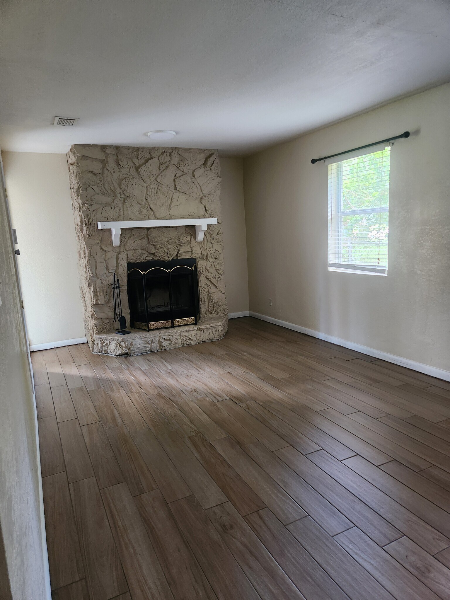 Building Photo - 6945 Woodley Dr