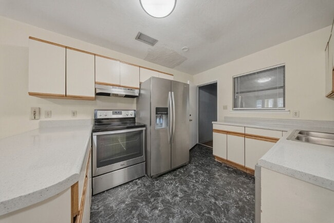 Building Photo - Spacious 2 bedroom townhouse with an additional loft located near TCC!