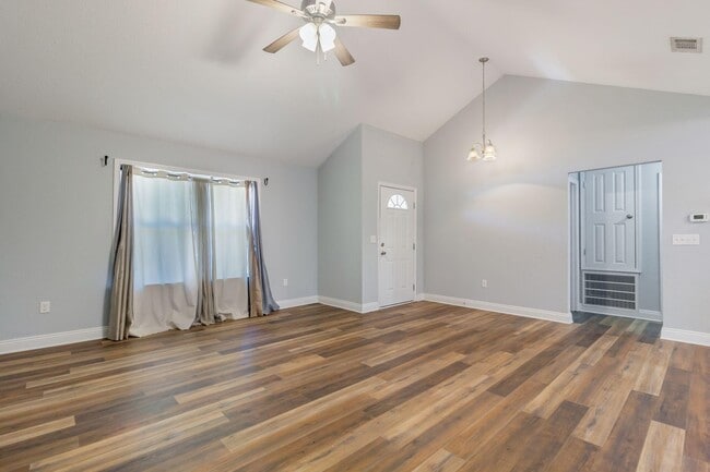Building Photo - 515 Grand Ridge Dr