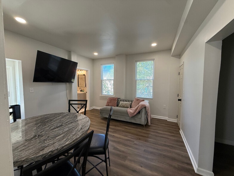 Building Photo - 1 Maple Ave