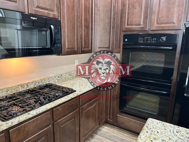 Building Photo - Beautiful 3 Bed 2.5 Bath - 2 Story Home in...