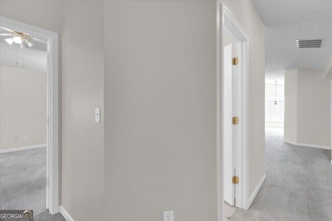 Building Photo - 2343 Cove Lake Way