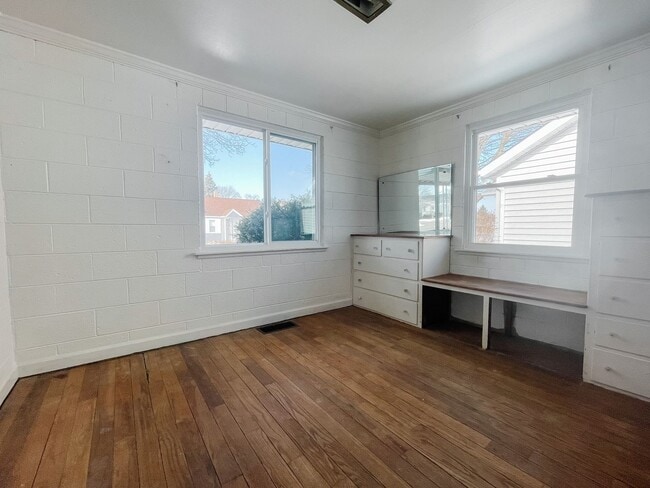 Building Photo - Cozy 2 Bedroom Home! Washer & Dryer Hookups! Fenced In Yard!