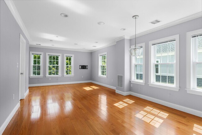Building Photo - 143 Williams St