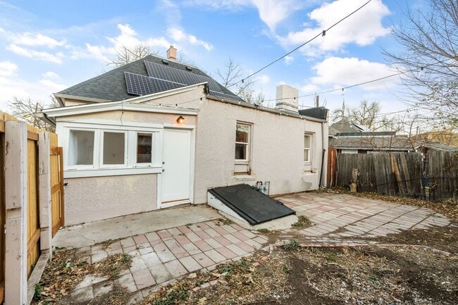 Building Photo - Classic Downtown Home