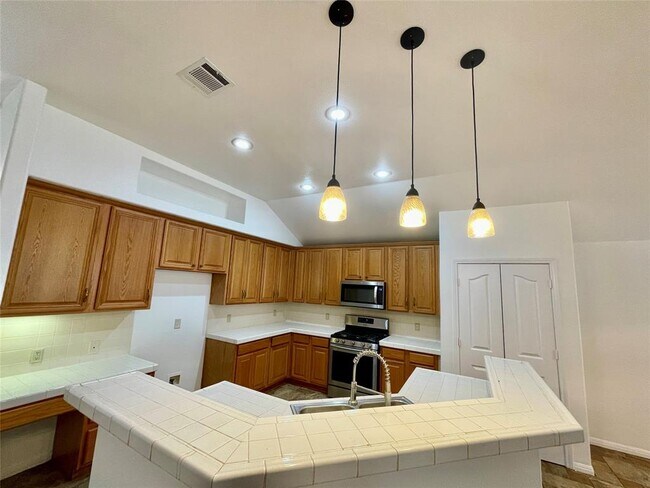 Building Photo - 2204 Zoa Dr