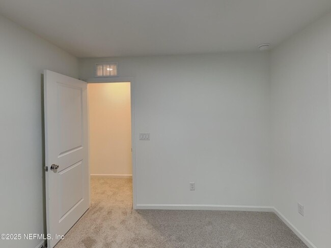 Building Photo - 610 Holly Lks Dr