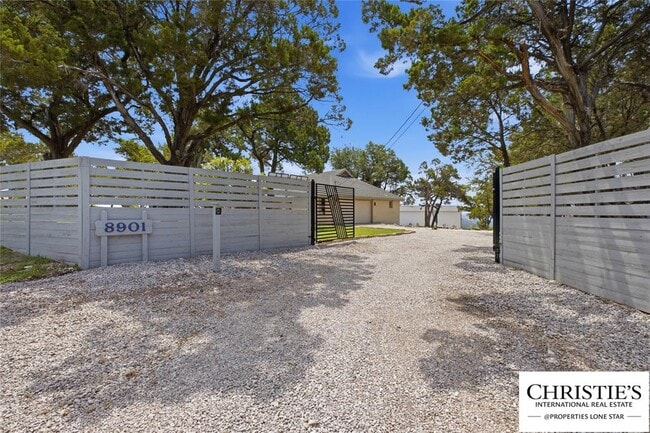 Building Photo - 8901 Grandview Dr