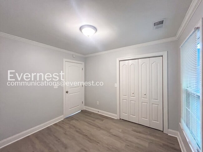 Building Photo - 309 Pickfair Way SW