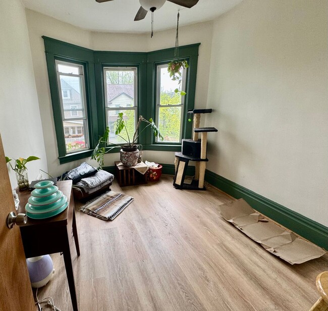 Building Photo - Newly renovated spacious 4 bedroom home in...