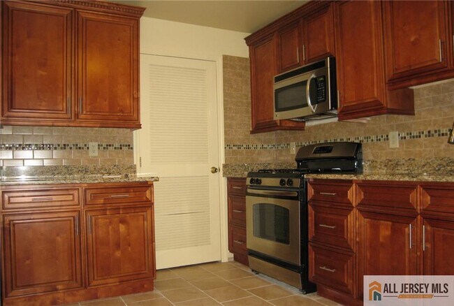 Building Photo - 1218 Plymouth Rd