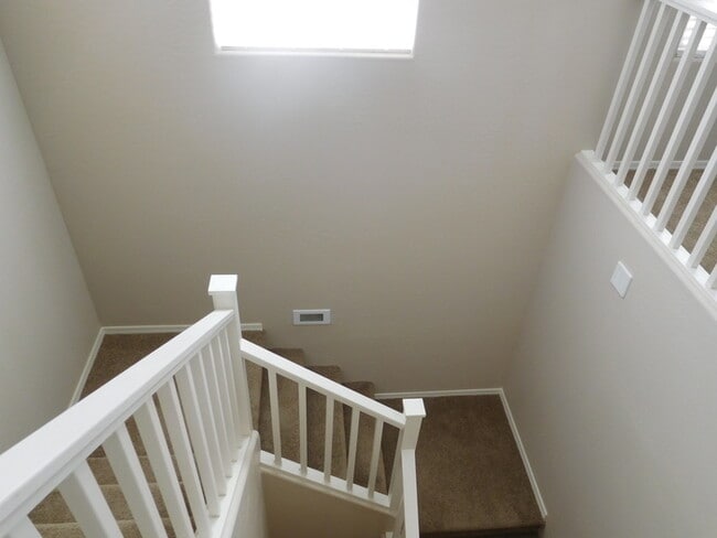 Building Photo - Naturally Well-Lit 4 bed/3 bath Single-Fam...