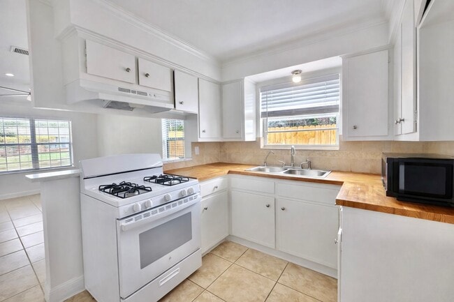 Building Photo - 3 BED 1.5 BATH NEW MANAGEMENT!!!