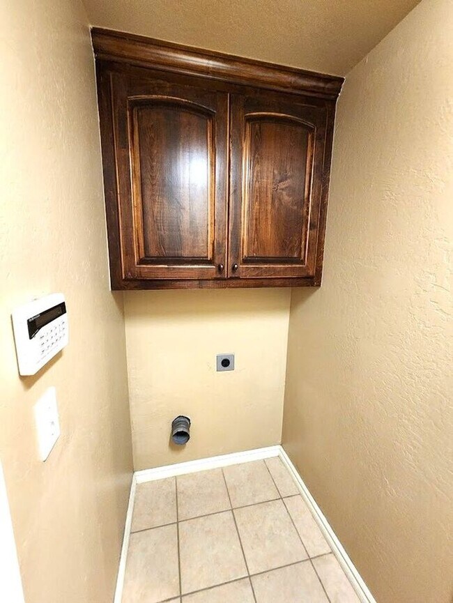 Building Photo - 4 Bed 2 Bath 2 Car Duplex in the Oxford Park Addition in Edmond