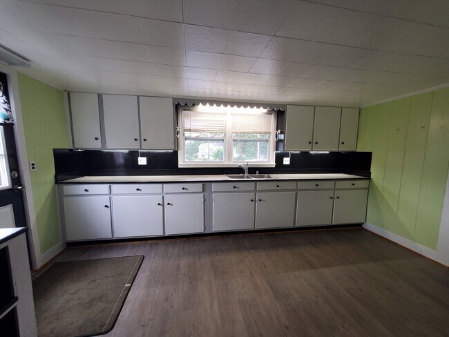 Building Photo - Utilities Included!!!!