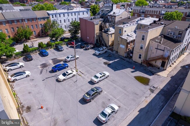 Building Photo - 906 S Charles St