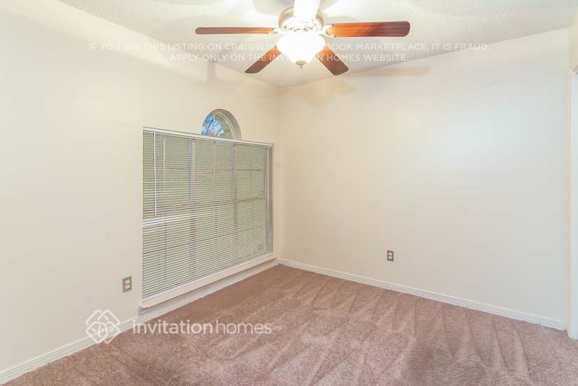 Building Photo - 15806 Locust Grove Dr