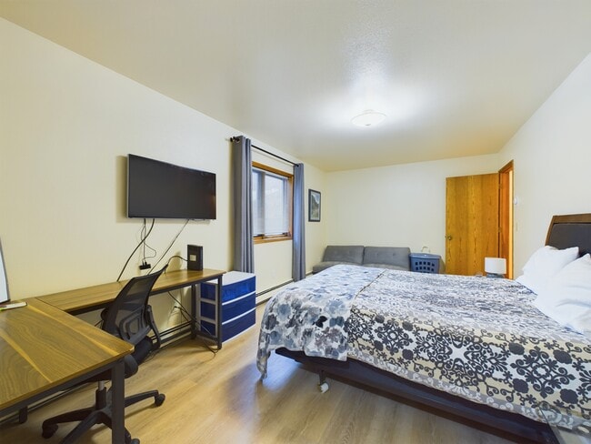 Building Photo - 933 Cowles St