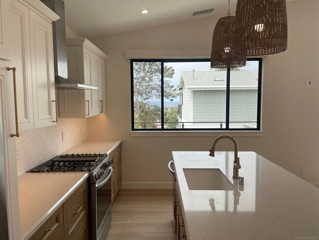 Building Photo - 313 Sunset Dr