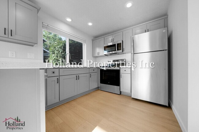 Building Photo - 9055 SW Sagert St