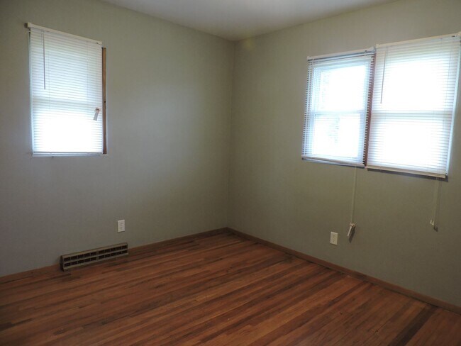 Building Photo - 3 bedroom, 1 1/2 bath house