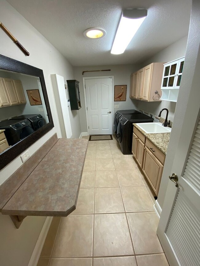 Building Photo - Spectacular and Luxurious Turnkey ANNUAL or SEASONAL Lease in The Village of Bridgeport