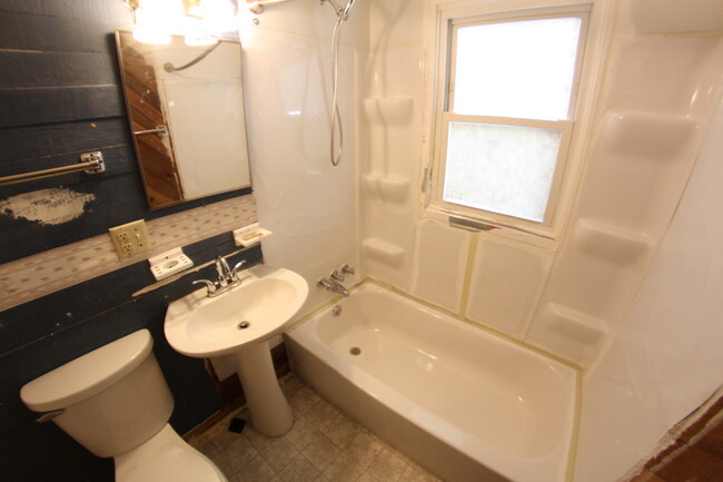 Bathroom2 - 2314 Howey Rd