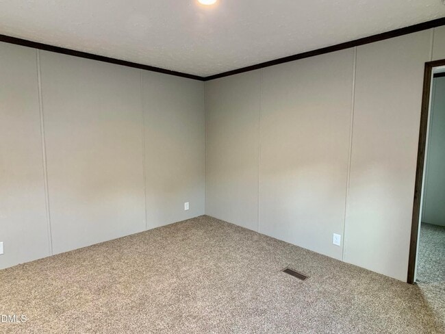 Building Photo - 553 Country Ln