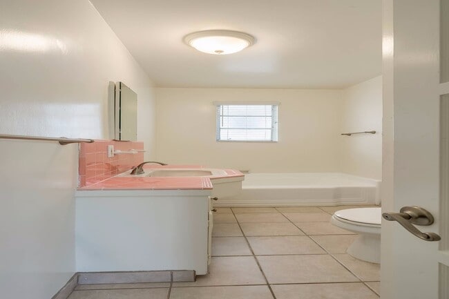 Building Photo - Walking distance to UCLA!