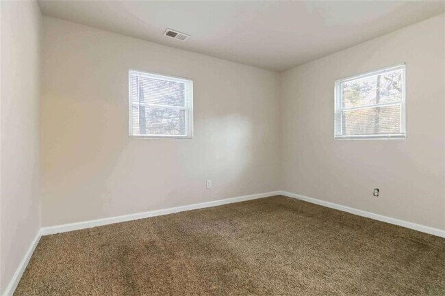 Building Photo - 2361 Swallow Cir SE