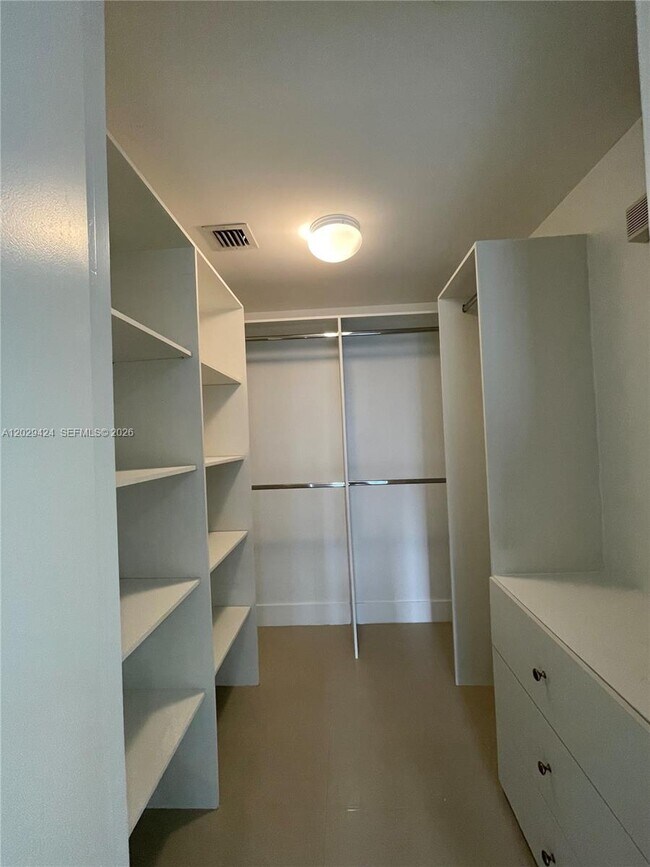 Building Photo - 475 Brickell Ave