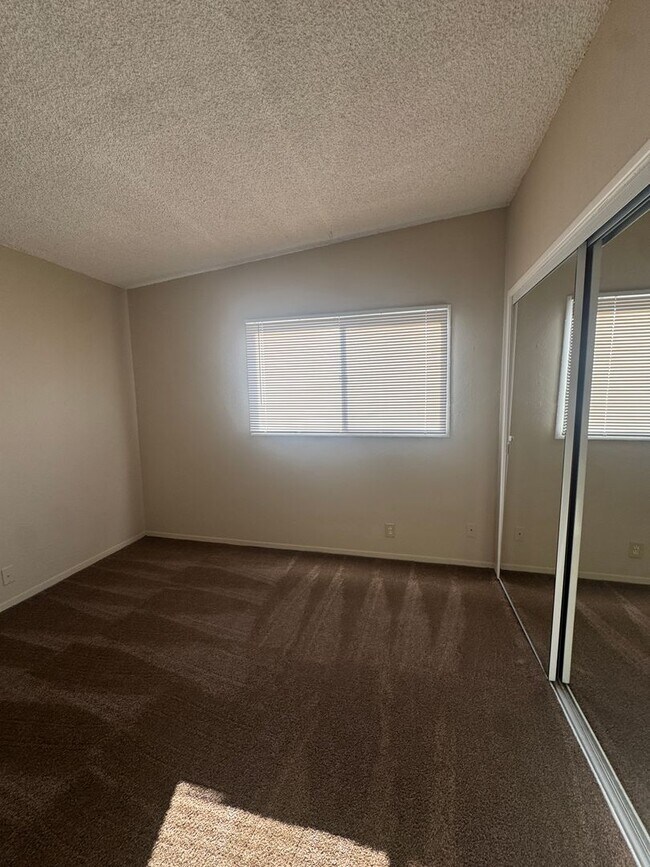 Building Photo - 337 Oasis Dr