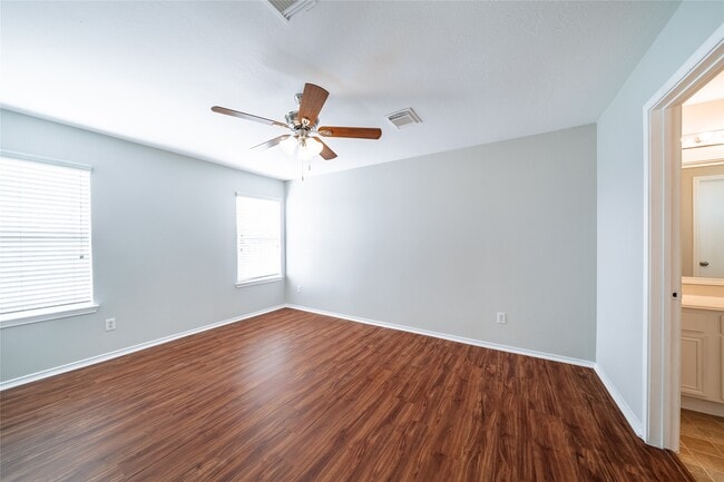 Building Photo - 930 Lancaster Lake Dr