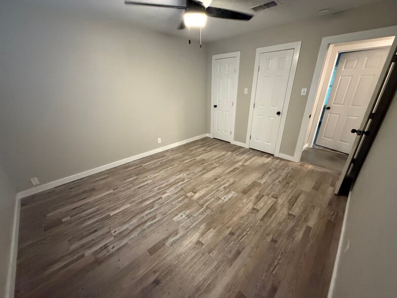 Building Photo - 908 S Bryant Ave