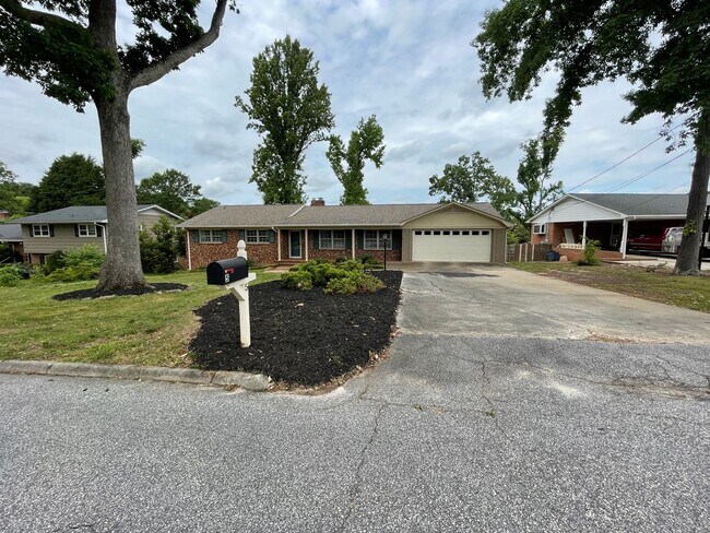 Building Photo - 4 Bedroom 2.5 Ranch Located Near Wade Hampton Boulevard!!