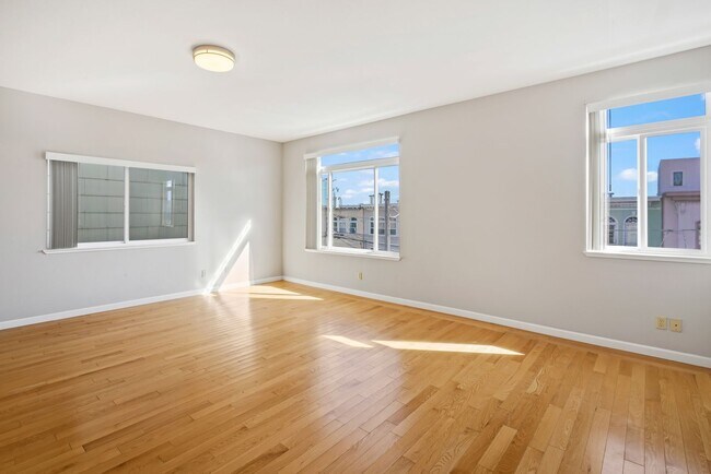 Building Photo - 3bed/2bath Top-Floor Flat w/ Modern SF Charm - Pet(s) Welcome