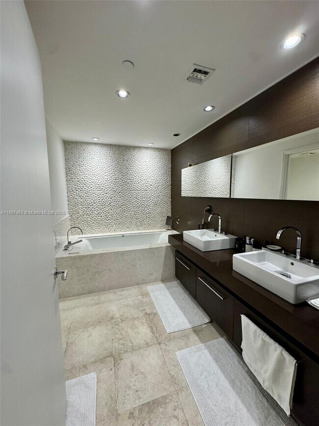 Building Photo - 17121 Collins Ave