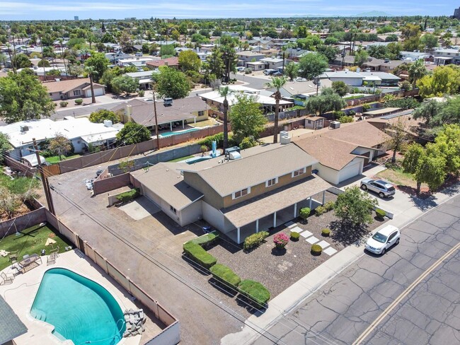 Building Photo - 6 Bedrooms, 3 Bath,  Pool CLOSE TO ASU (Rural & Broadway)