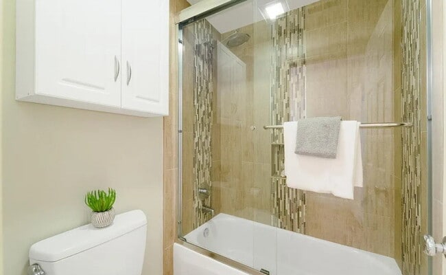 Building Photo - Incredible spacious and bright condo in gr...