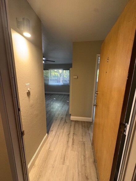 Primary Photo - 5499 Claremont Ave