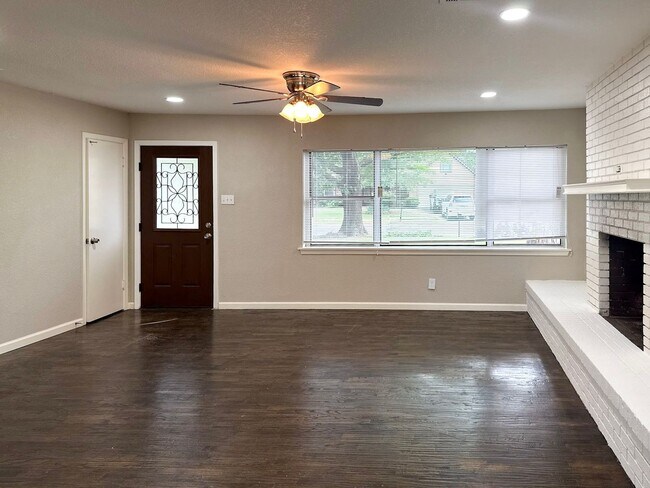 Building Photo - 4 Bedroom / 2 Bath / 1 Car Garage