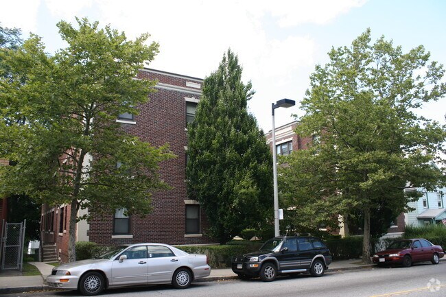Primary Photo - Parkway Manor Apartments
