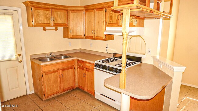 Building Photo - 3559 Oasis Dr
