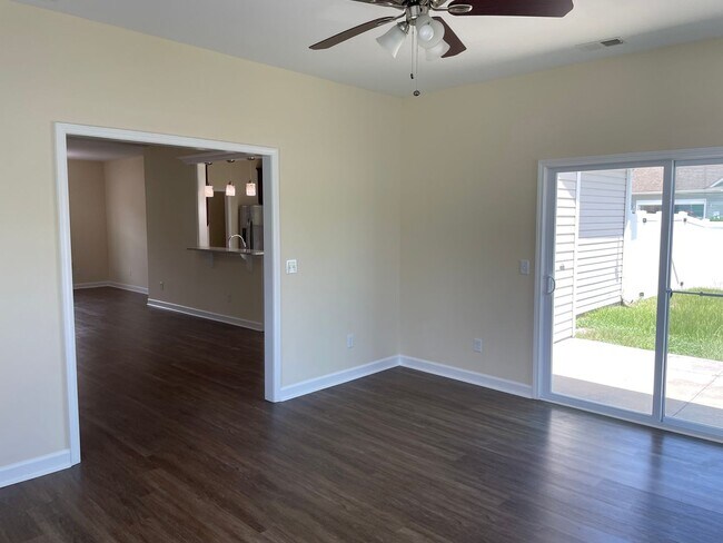 Building Photo - 3 Bedroom 2 Bathroom House with Large Fenc...